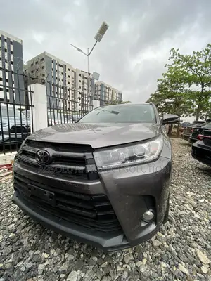 Toyota Highlander SE 4x2 V6 (3.5L 6cyl 8A) 2018 Gray