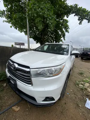 Toyota Highlander XLE V6 4x4 (3.5L 6cyl 6A) 2016 White