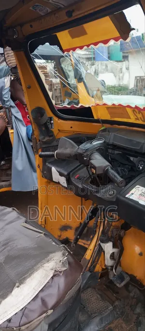TVS King Cargo 2023 Yellow