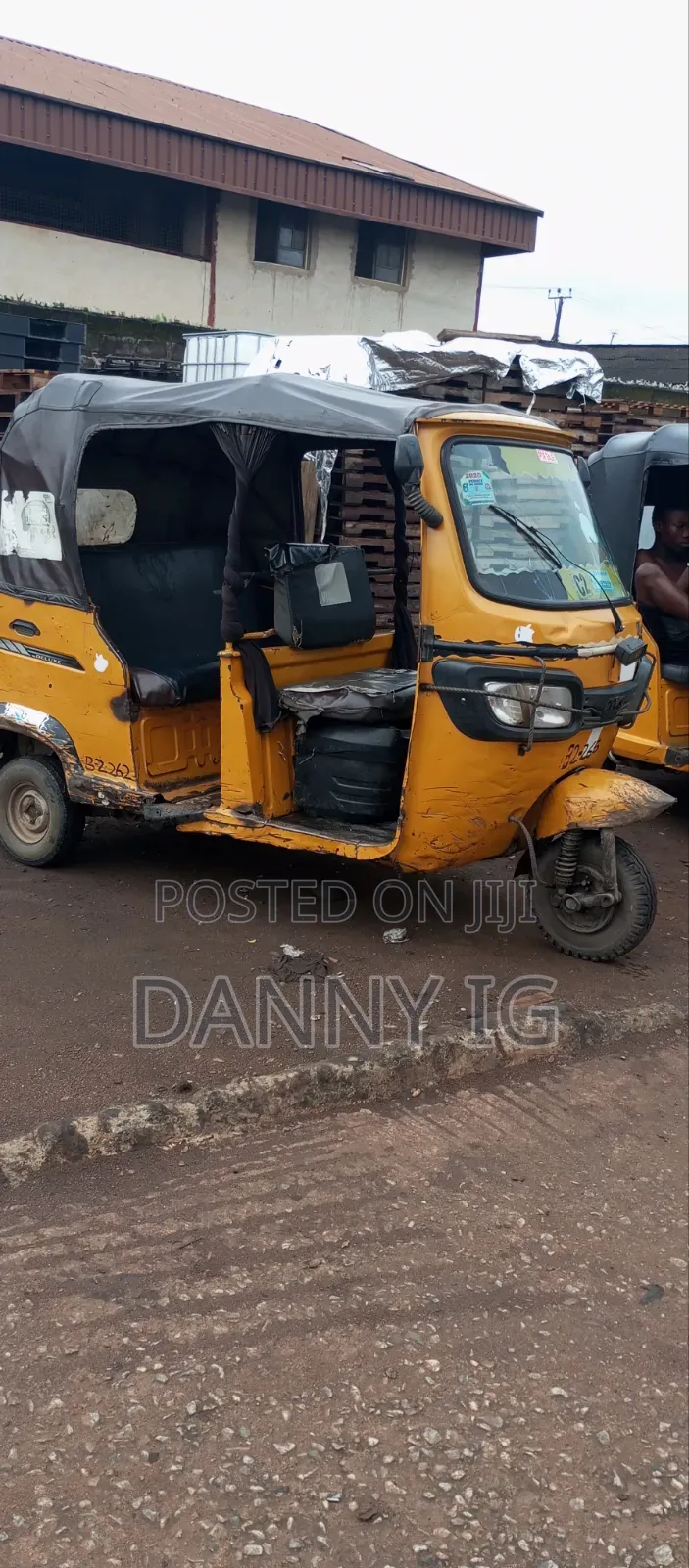 TVS King Cargo 2023 Yellow
