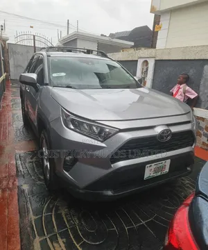 Toyota RAV4 2021 Silver