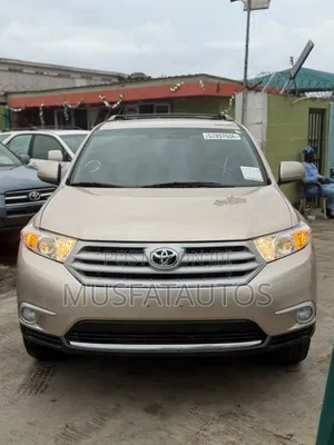 Toyota Highlander SE 2012 Gold