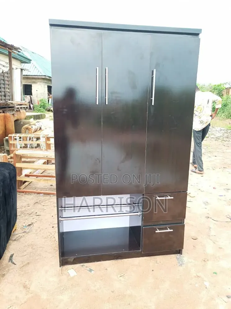 Beautiful Standard Wardrobe – Spacious Durable