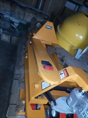 Heavy Duty Manual Pallet Jack – 2500kg Capacity