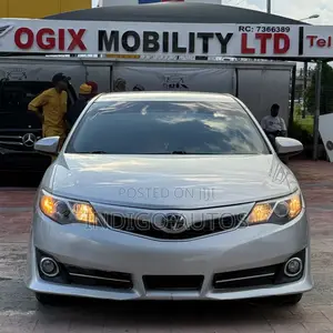 Toyota Camry SE 4dr Sedan (2.5L 4cyl 6A) 2013 Silver