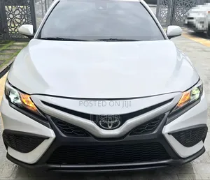Toyota Camry SE Nightshade 2023 Off white