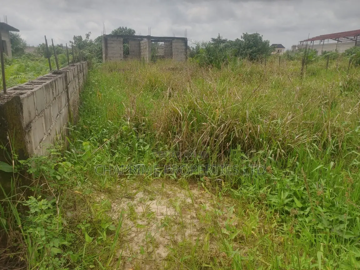 Halfplot With 2 Bedroom Building