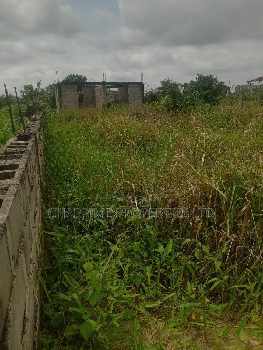 Halfplot With 2 Bedroom Building