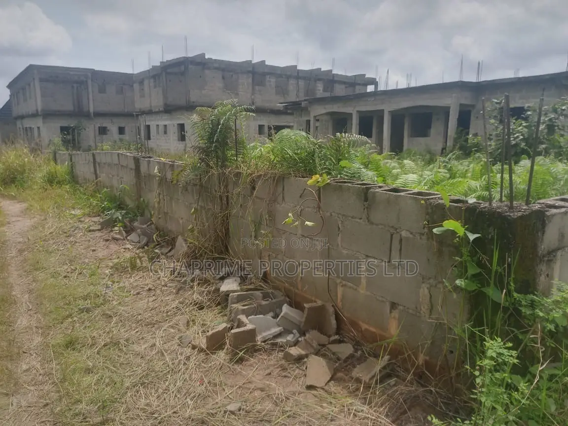 Halfplot With 2 Bedroom Building