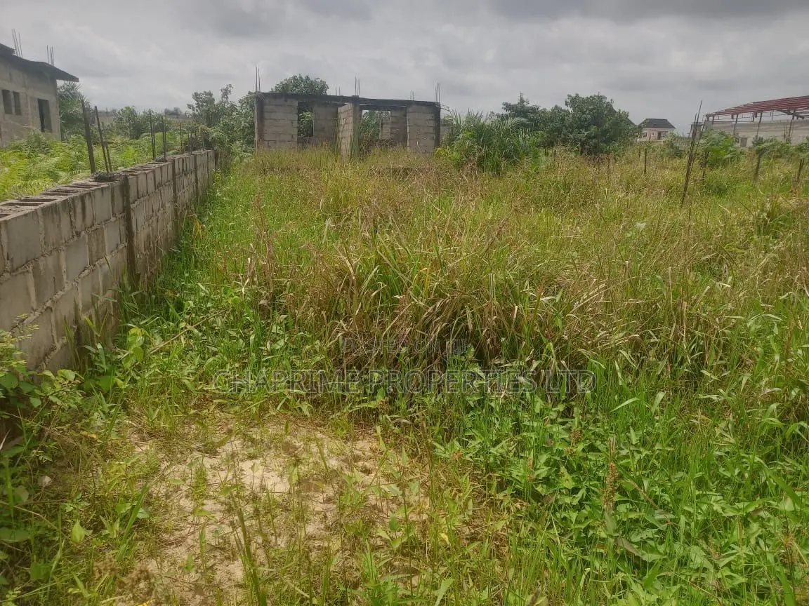 Halfplot With 2 Bedroom Building