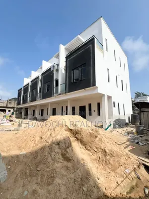 3bdrm Penthouse in Ikota for sale