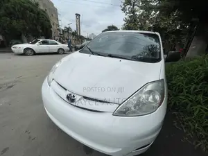 Toyota Sienna 2006 White