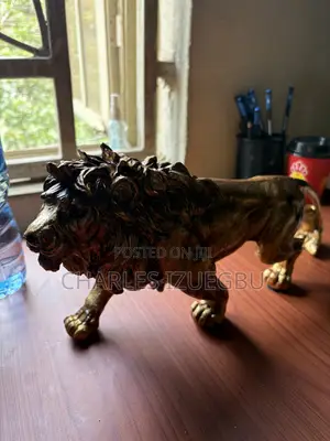 Large Gold Lion Statue for Office and House Decorations