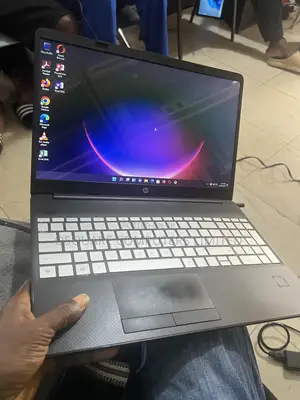 Laptop HP 15-dw0037wm 8GB Intel Core i5 HDD 1T