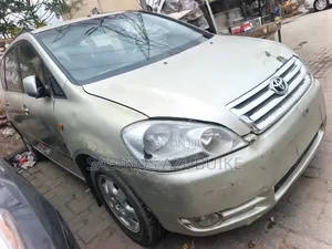 Toyota Avensis Verso 2.0 Petrol 2010 Gold