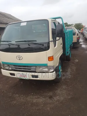 Toyota Dyna 200 Normal Hand Six Tyres Big Bucket Petrol