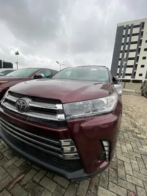 Toyota Highlander XLE 4x4 V6 (3.5L 6cyl 8A) 2017 Burgundy