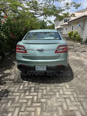 Ford Taurus 4dr Sedan 2016