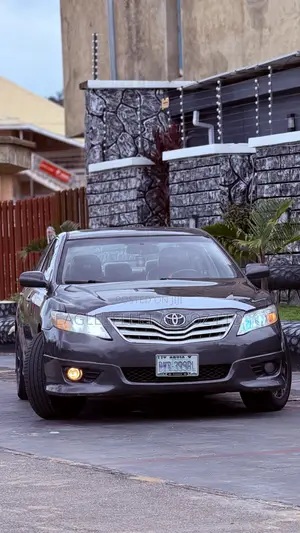 Toyota Camry SE 4dr Sedan (2.5L 4cyl 6A) 2011 Gray