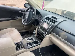 Toyota Camry LE 4dr Sedan (2.5L 4cyl 6A) 2013 Gold