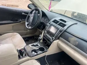 Toyota Camry LE 4dr Sedan (2.5L 4cyl 6A) 2013 Gold