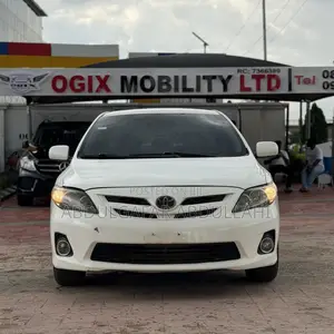 Toyota Corolla LE 4dr Sedan (1.8L 4cyl 4A) 2013 White