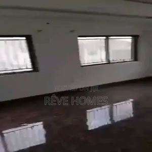3bdrm Block of Flats in Soluyi for rent