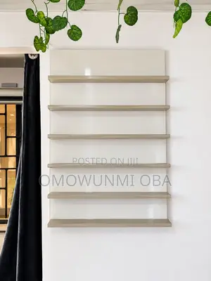 White Wall-Mounted Display Rack / Floating Shelf – 6 Tier