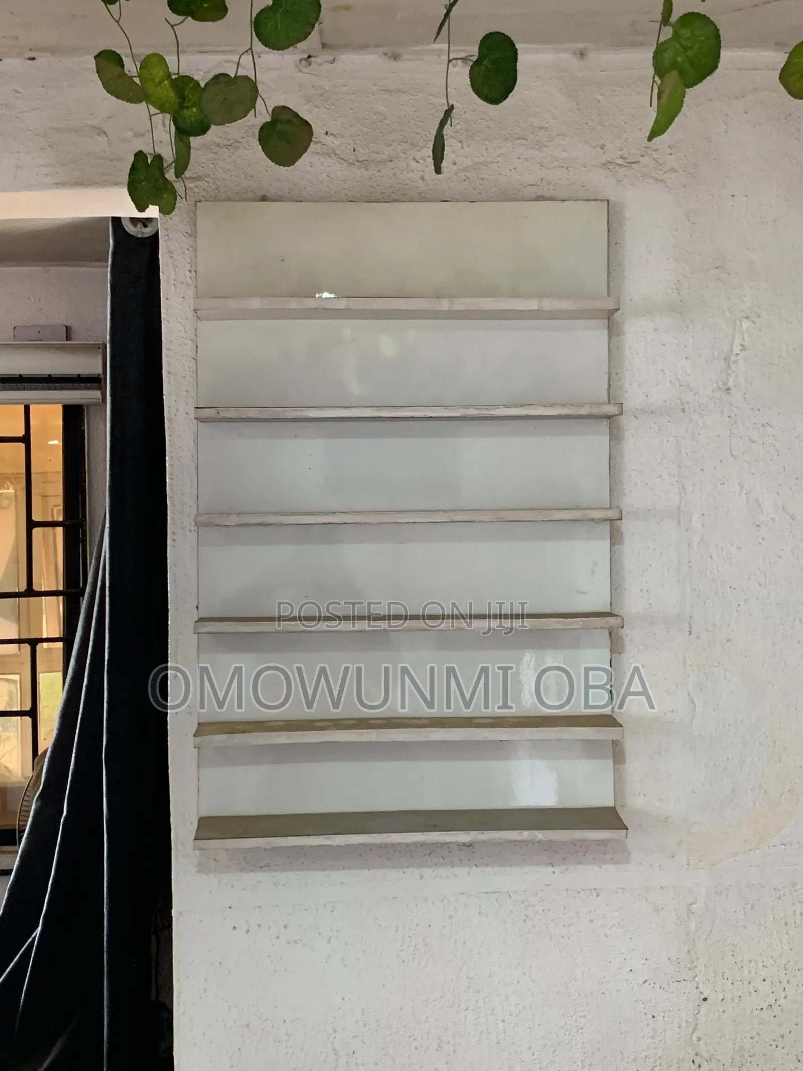 White Wall-Mounted Display Rack / Floating Shelf – 6 Tier