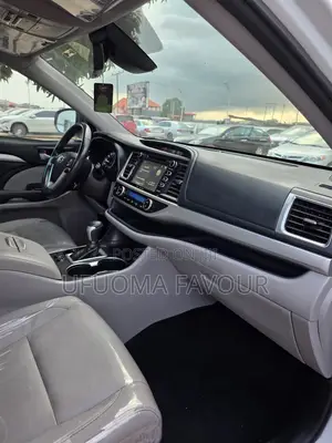 Toyota Highlander XLE 4x2 V6 (3.5L 6cyl 8A) 2018 White
