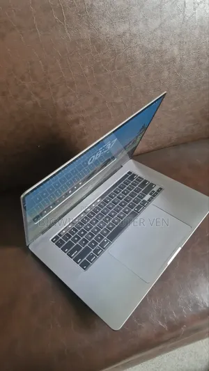 Laptop Apple MacBook 2019 32GB Intel Core i9 SSD 1T
