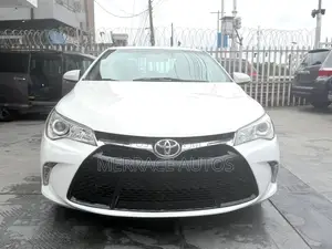 Toyota Camry SE 4dr Sedan (2.5L 4cyl 6A) 2017 White