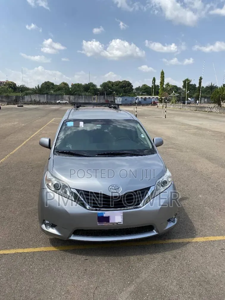 Toyota Sienna 2012 Silver