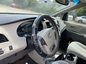 Toyota Sienna 2012 Silver