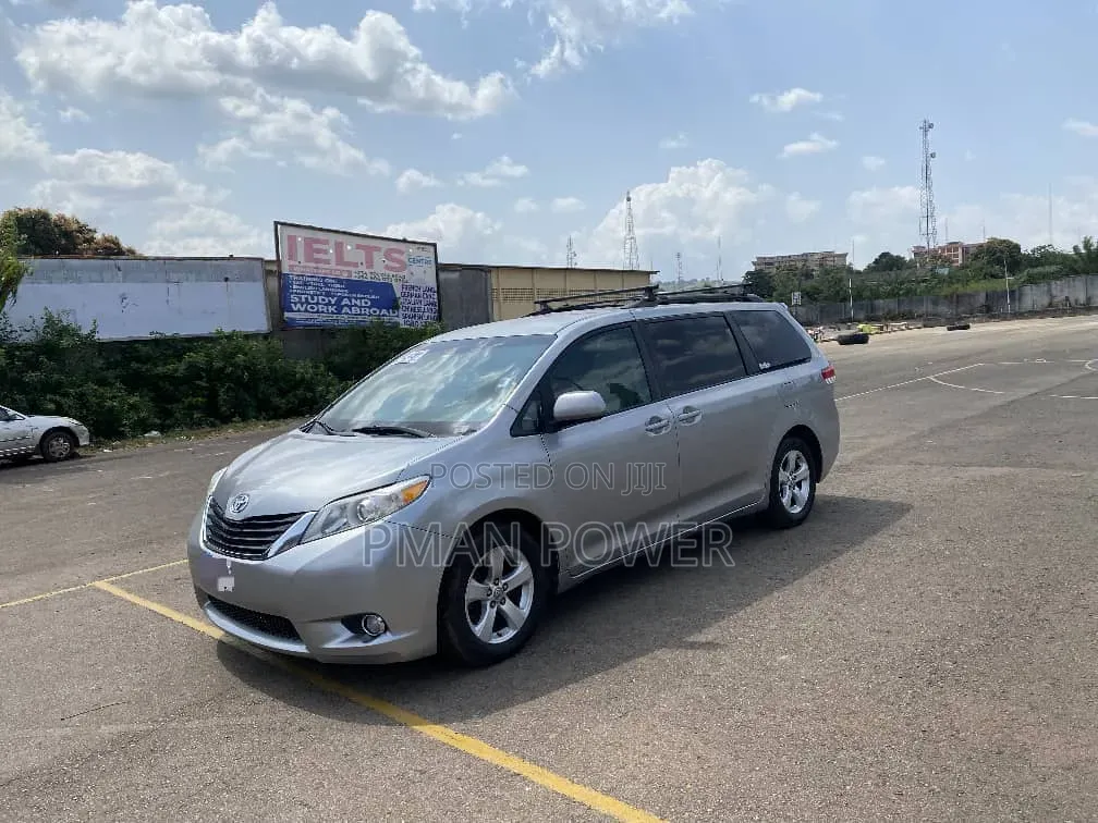 Toyota Sienna 2012 Silver