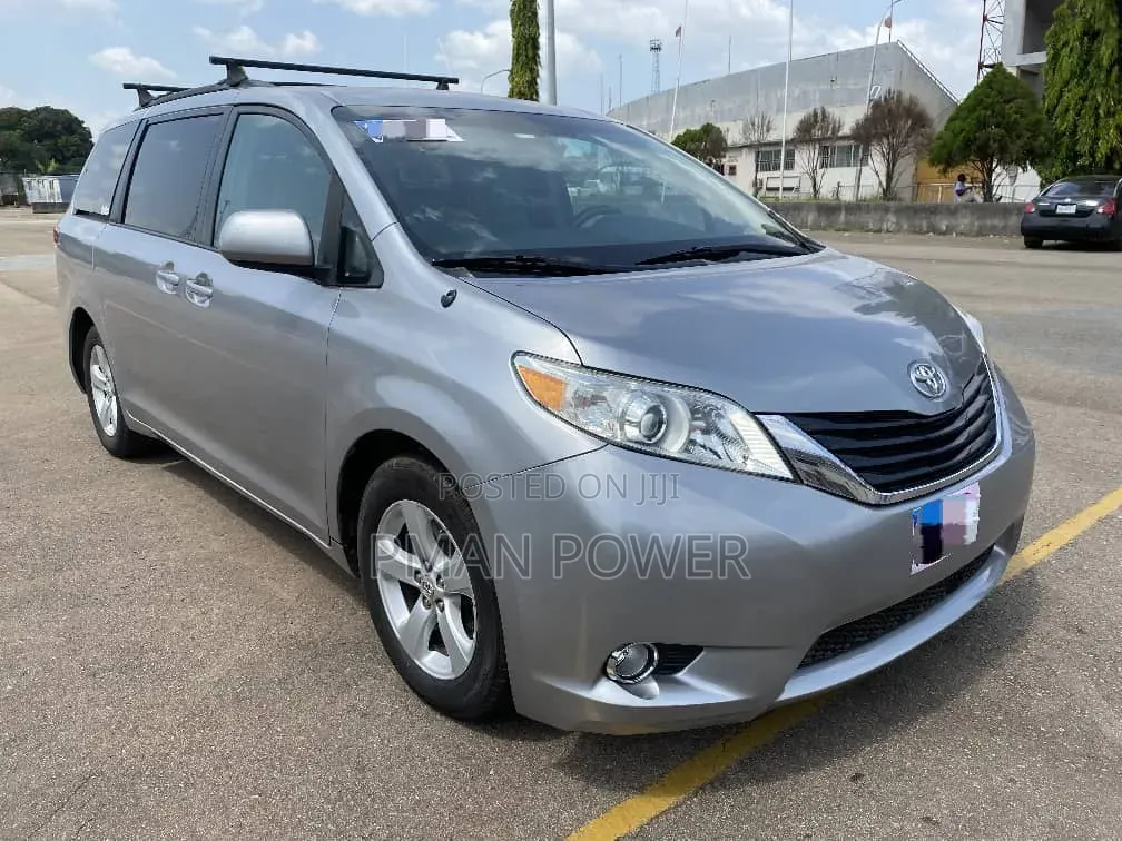 Toyota Sienna 2012 Silver