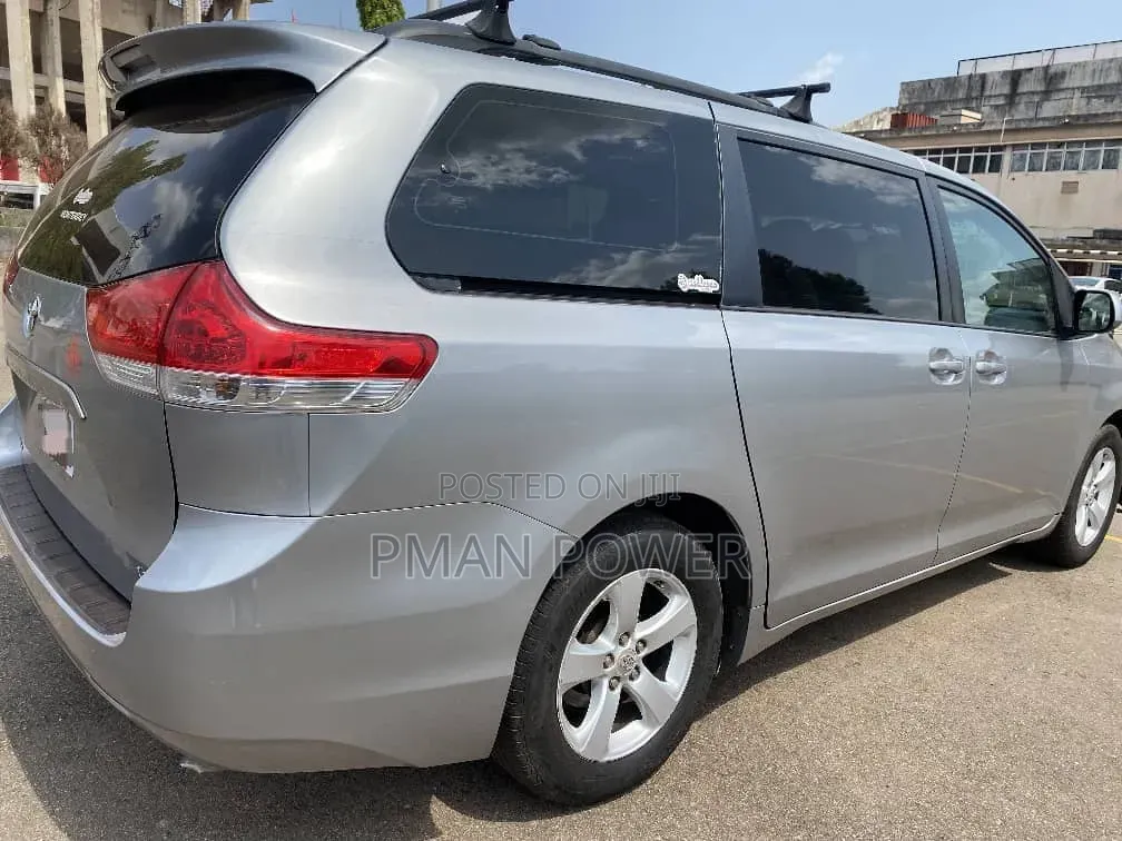 Toyota Sienna 2012 Silver