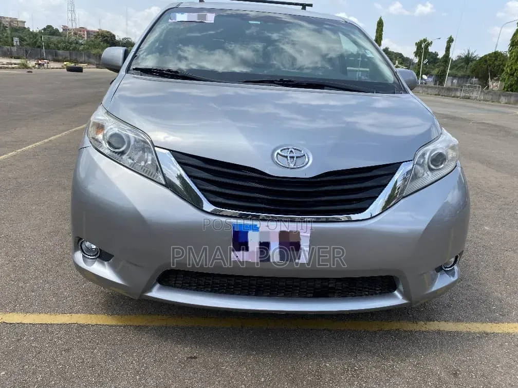 Toyota Sienna 2012 Silver