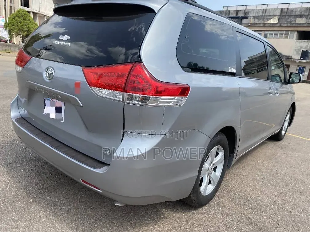 Toyota Sienna 2012 Silver