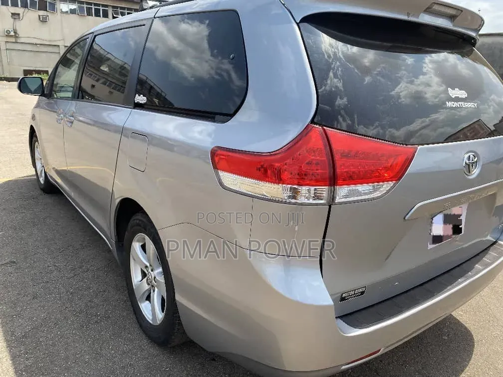 Toyota Sienna 2012 Silver