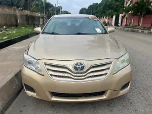 Toyota Camry LE V6 4dr Sedan (3.5L 6cyl 6AM) 2010 Gold