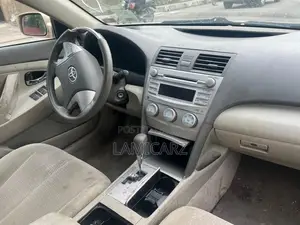 Toyota Camry LE V6 4dr Sedan (3.5L 6cyl 6AM) 2010 Gold