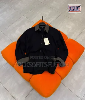 Long-Sleeved Dark Collar and Cuff Shirt