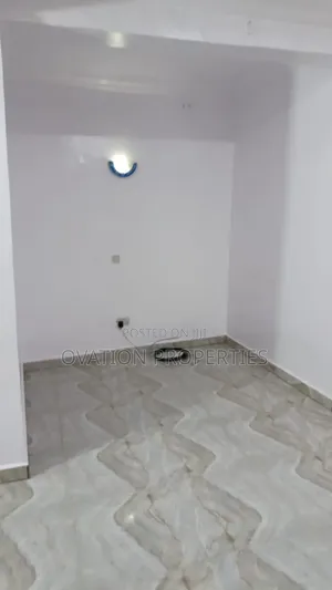 1bdrm Block of Flats in Off Bode Thomas for rent