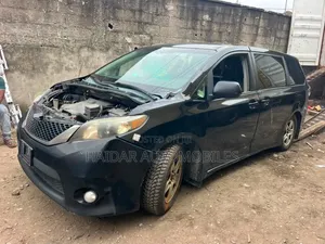 Toyota Sienna SE 8 Passenger 2012 Black