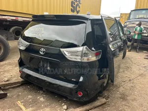 Toyota Sienna SE 8 Passenger 2012 Black