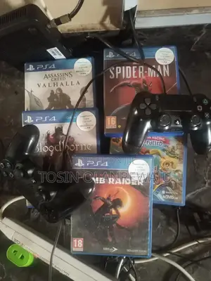 Slim Used PlayStation 4, With 2 Pads, 4 Games Inside and 5 Games Discs