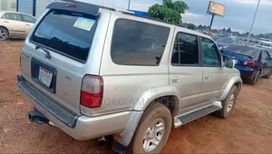 Toyota 4-Runner 2000 Gold