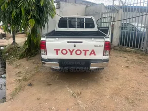 Toyota Hilux 2018 White