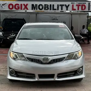 Toyota Camry SE V6 4dr Sedan (3.5L 6cyl 6A) 2013 Silver